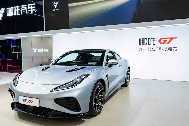 深圳54哪吒汽车在智能汽车领域的表现，领途汽车在新能源汽车市场中的影响力